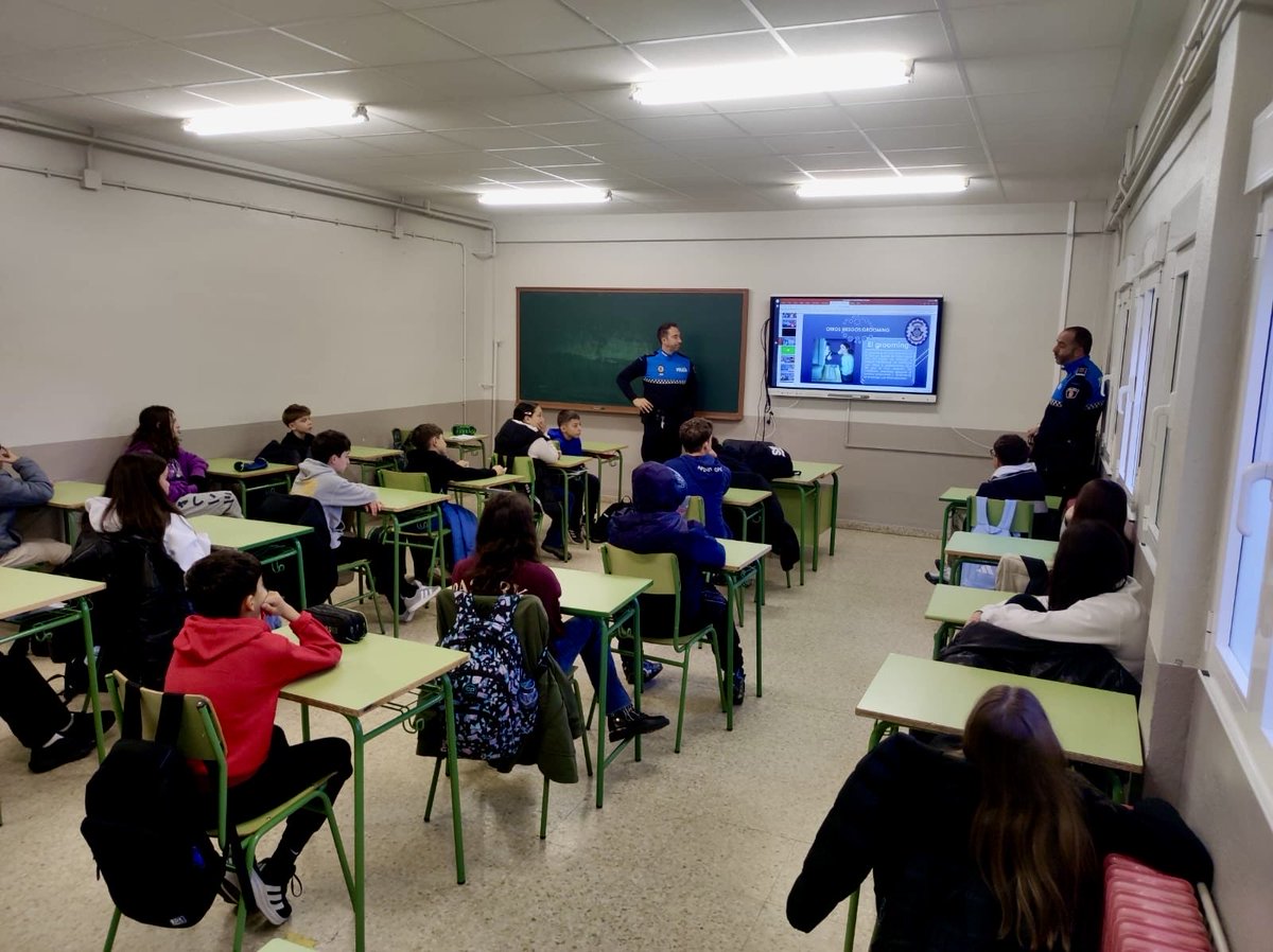 Hoy nuestros 👮‍♀️ #agentestutores han estado con los alumnos del <a href="/iesGermanSR/">IES GERMÁN SÁNCHEZ RUIPÉREZ</a> charlando sobre los riesgos de internet:
👉🏻 Ciberbuylling, grooming, …. 📲 
👉🏻 Seguridad 🔒 
👉🏻 Retos virales 
👉🏻 Redes Sociales 👀 
Son algunos de los temas que hemos tratado #ciberseguridad