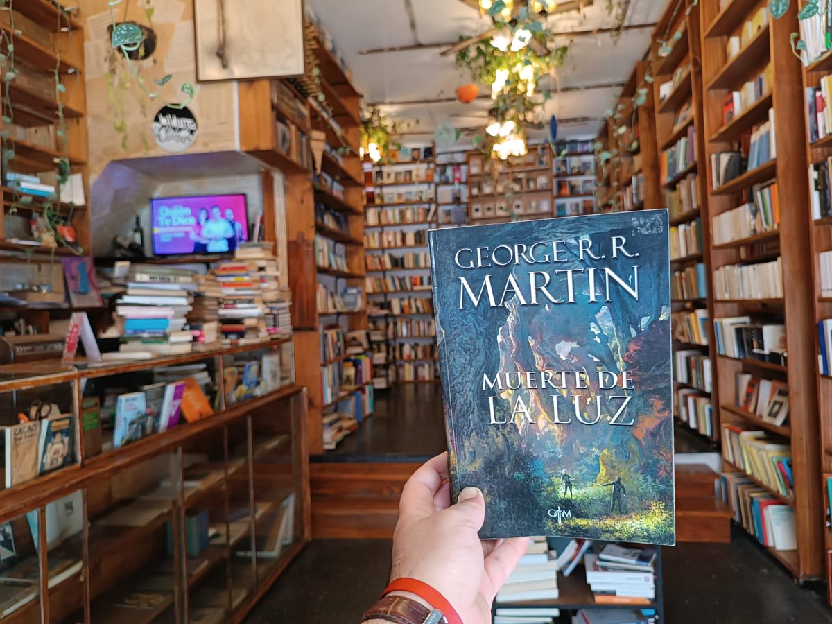 Muerte De La Luz. George R R Martin.

«George R.R. Martin tiene la voz de un poeta y la mente como una trampa de acero.»
Algis Budrys

#AndaBuscarloAlChopin
#InYourFaceAmasson
#BildungLibros
#TristanNarvaja
#LibrosNuevos
#LibrosLeídos
#EnvíosAlInfinitoyMásAllá
