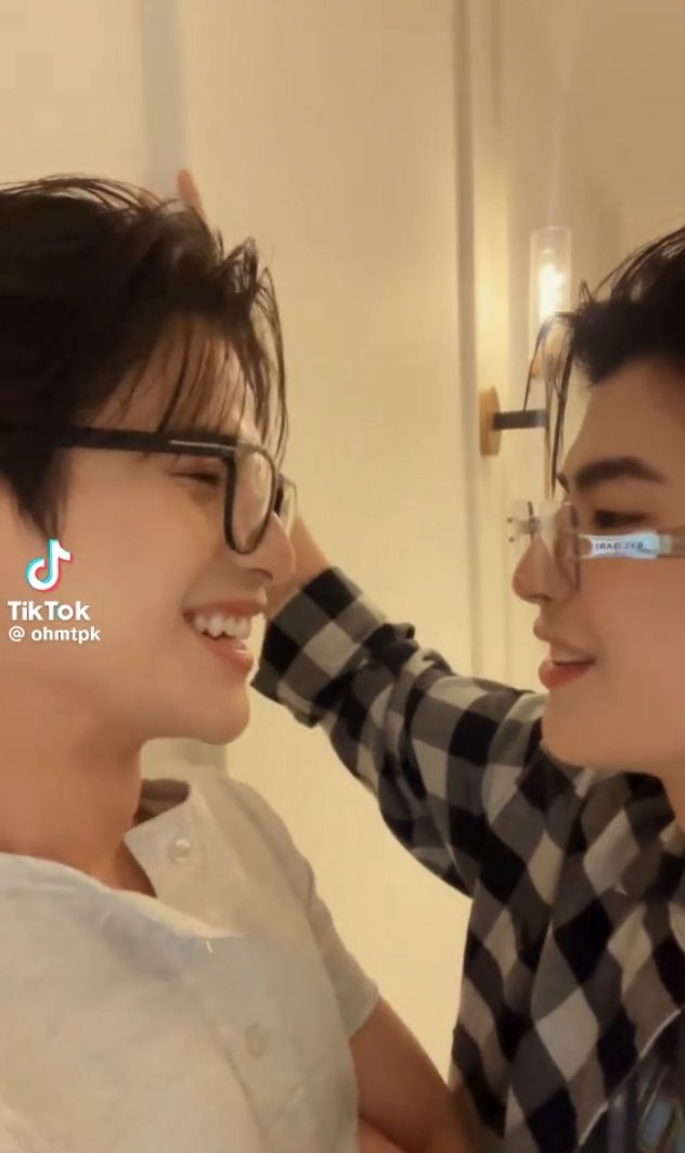 rukcortiss's tweet image. คือฉันไปอยู่ไหนมามึงงงแอบไปชิม มาร์คโอม มาอร่อย!!ฉันเขินมากเคมีเอ่ย ฟิสิกส์เอ่ย คือลงตัวมากเป็นอีกคู่ที่ฉันรู้สึกถึงอะไรบางอย่างมันน่ารัก ยิ้มให้กันทีใจสั่นเขินเเทนอ่ะ อยากให้คู่นี้เเมสมากขึ้นไปอีกซึ่งพวกฮีแมสที่ฝังอินเตอร์มากด้วยย!!!!
#มาร์คโอม #markohm #Gmm