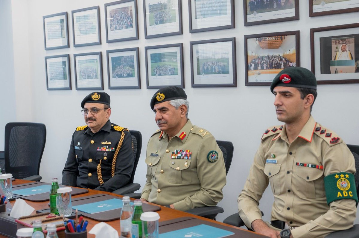 التقى الدكتور عبدالعزيز بن صقر، رئيس مركز الخليج للأبحاث، بسعادة الفريق بابار افتخار، رئيس جامعة الدفاع الوطني بجمهورية باكستان الإسلامية ، وذلك بمقر المركز في الرياض بتاريخ 2 ديسمبر 2025. وتناول الاجتماع بحث مجالات الاهتمام المشترك بين الجانبين.