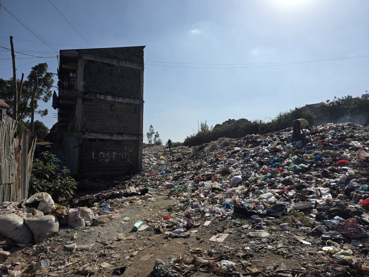 joshabaki's tweet photo. @SakajaJohnson, the TRASH near Toi Market has not been collected since FEBRUARY!!
There are residences and businesses,  right next to this heap; it also blocks a pathway used by CHILDREN.
IT IS A HEALTH HAZARD! 
@MwalimuOrero, ama HII TAKATAKA ipelekewe Ruto?
#KibraDeservesBetter https://t.co/xvTUHmQIi9