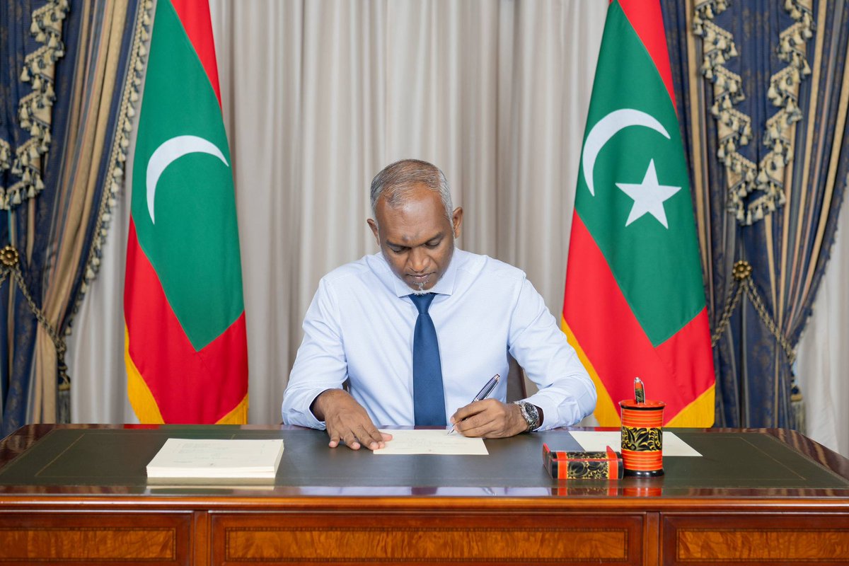 presidencymv's tweet image. ދައުލަތުގެ ފިސްކަލް ޒިންމާގެ ޤާނޫނަށް 1 ވަނަ އިޞްލާޙު ގެނައުމުގެ ބިލު ރައީސުލްޖުމްހޫރިއްޔާ ތަޞްދީޤުކުރައްވައިފި  
presidency.gov.mv/Press/Article/…