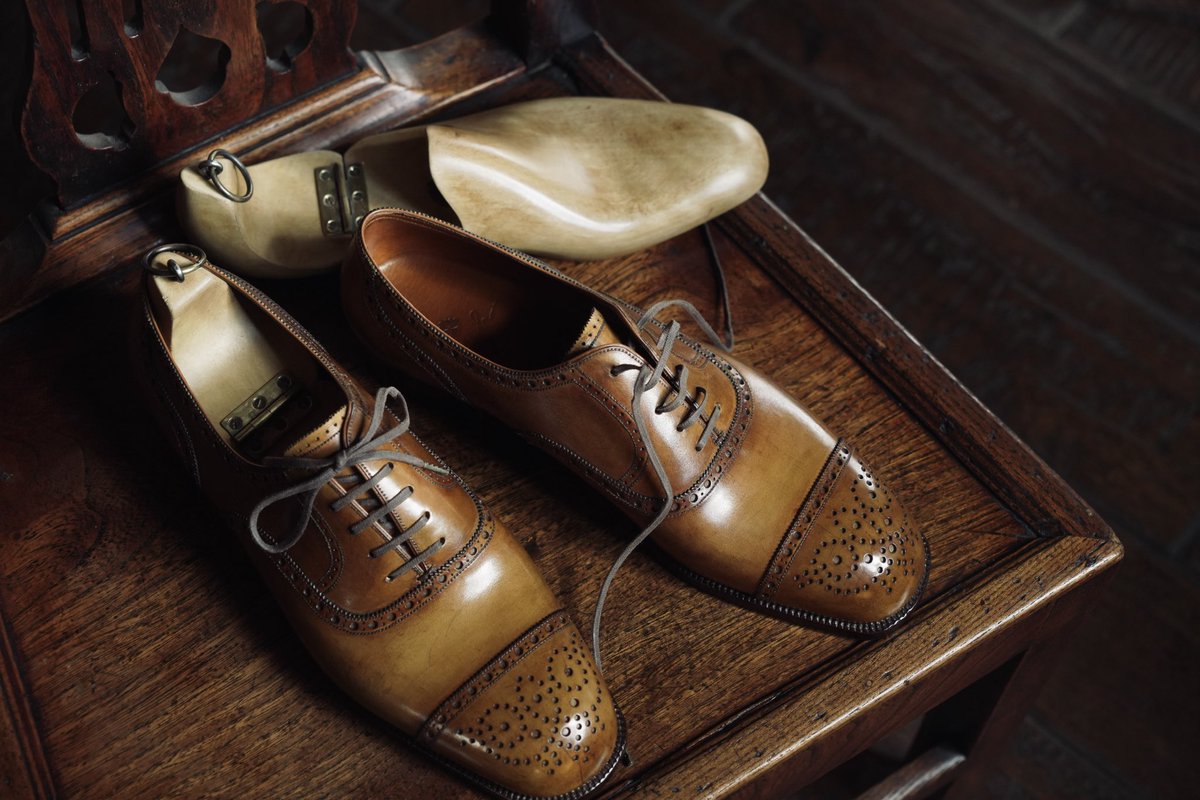 khish_ken's tweet photo. No.023 New Antique Oxford
今年の作品は「時間」と「エイジング」をテーマにしています。
この作品は長年履いて経年変化した靴の美しさを表現するために製作しました。この靴がどう使われてきたか想像しながら時間をかけてエイジング加工を施しています。
※新品です。
https://t.co/v2PGO5L6LW https://t.co/PRnNMihNTV