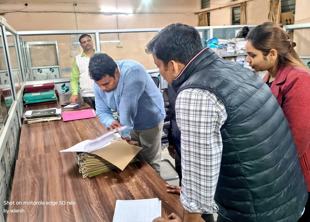 dm_sitapur's tweet image. तहसील लहरपुर के विभिन्न पटलों का आकस्मिक निरीक्षण कर व्यवस्थाएं देखीं एवं आवश्यक निर्देश सभी सम्बन्धित अधिकारियों को दिए। @ChiefSecyUP @CMOfficeUP @InfoDeptUP @myogiadityanath @UPGovt #UPCM #sitapur