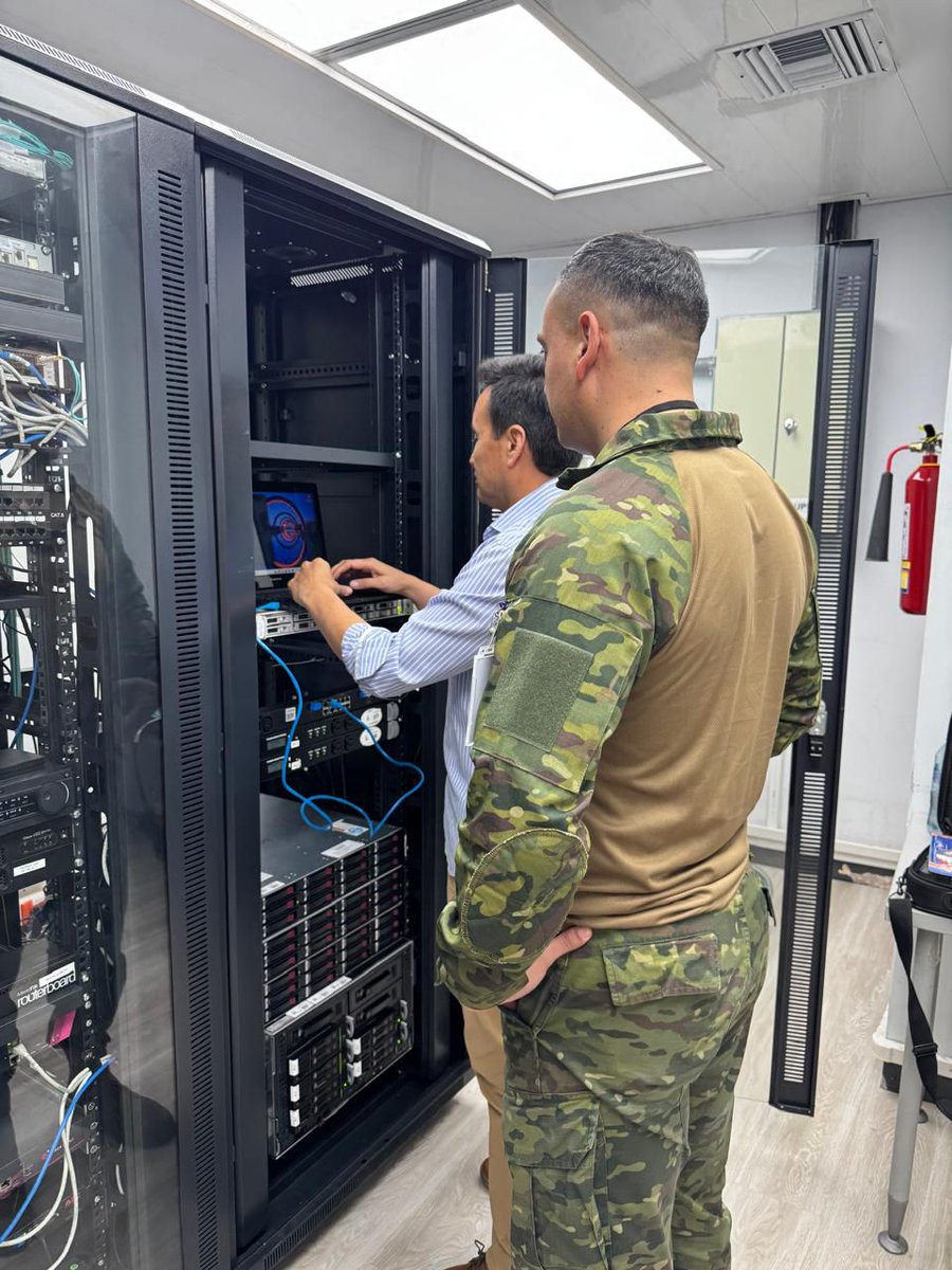 ISSFA_ECUADOR's tweet photo. 📡 El Issfa impulsa la modernización tecnológica con un Data Center ampliado y fortalecido en Guayaquil, garantizando servicios digitales más rápidos, seguros y estables para nuestros afiliados. Un hito que consolida al litoral como eje de innovación institucional. https://t.co/8w8IuK995d