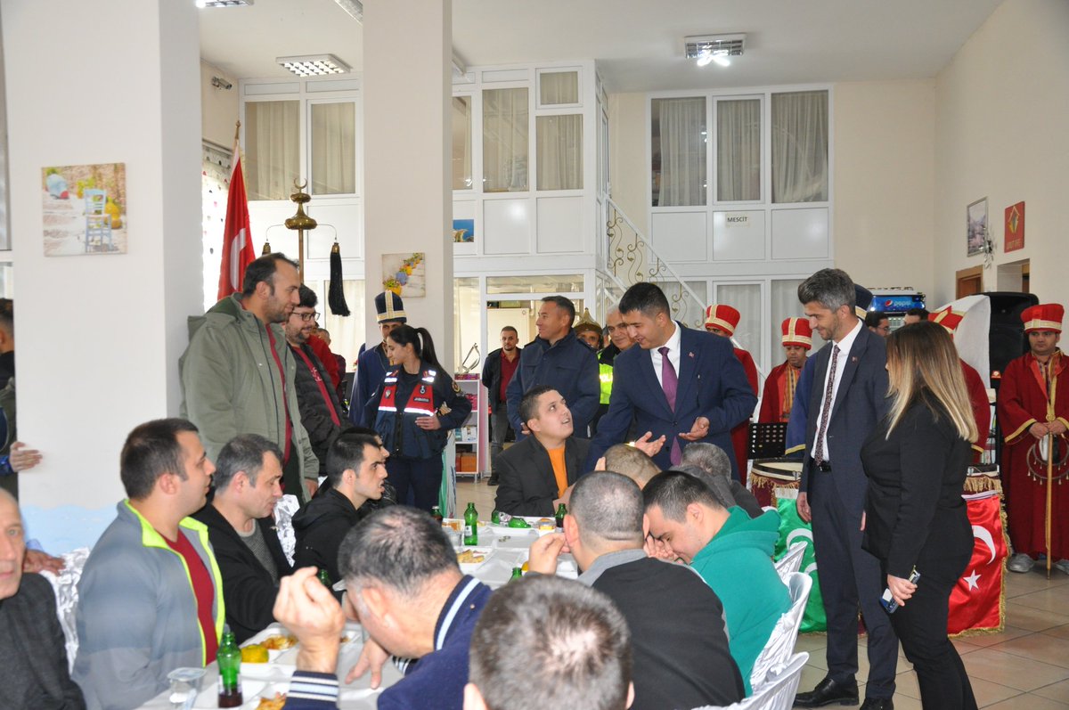 3 Aralık Dünya Engelliler Günü’nde Umut Kafe’de anlamlı bir kutlama yapıldı. Mehteran gösterisi, doğum günü pastası ve müzikli etkinliklerle dolu programda, katılımcılar keyifli anlar yaşadı; sosyal dayanışma ve farkındalık pekişti.