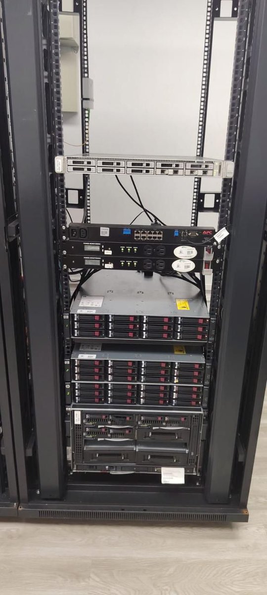ISSFA_ECUADOR's tweet photo. 📡 El Issfa impulsa la modernización tecnológica con un Data Center ampliado y fortalecido en Guayaquil, garantizando servicios digitales más rápidos, seguros y estables para nuestros afiliados. Un hito que consolida al litoral como eje de innovación institucional. https://t.co/8w8IuK995d