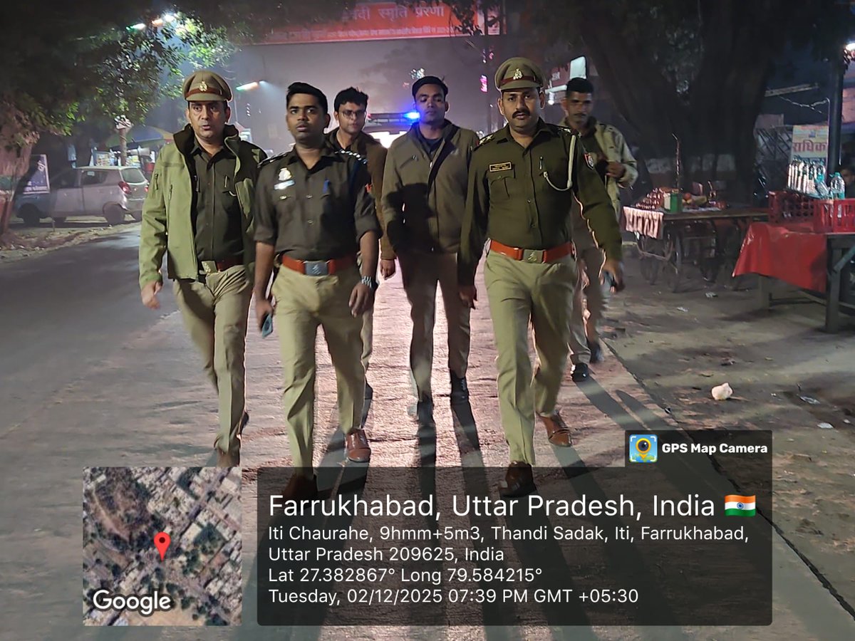 fatehgarhpolice's tweet image. पुलिस अधीक्षक जनपद फतेहगढ़ के निर्देशन में क्षेत्राधिकारी श्री अभय वर्मा द्वारा थाना कादरीगेट क्षेत्रान्तर्गत सुरक्षा, शांति, सौहार्द व कानून-व्यवस्था बनाए रखने हेतु मुख्य मार्गो पर पैदल गश्त की गई। #FatehgarhPolice