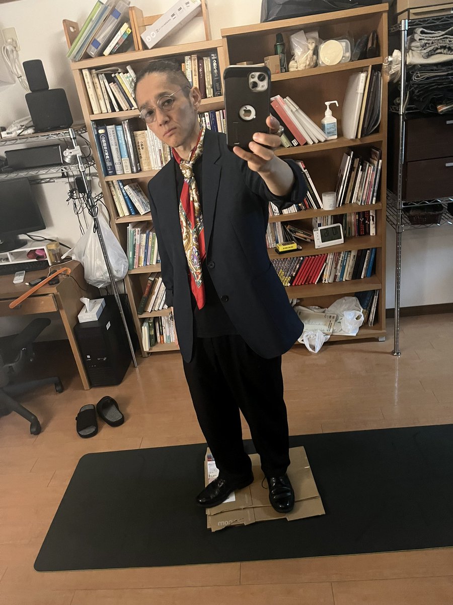 いつもの仕事着にスカーフ巻くだけでオシャレになるスカーフマジック。
忘年会シーズンに活躍！