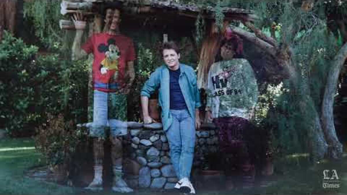 As a nod to the original film, Marty’s Gibson ES-345 guitar in the #Fortnite CH7S1 Battle Pass includes a picture of Peely, Jonesy, and Evie, all being erased from existence⏳

Pretty neat attention to detail!