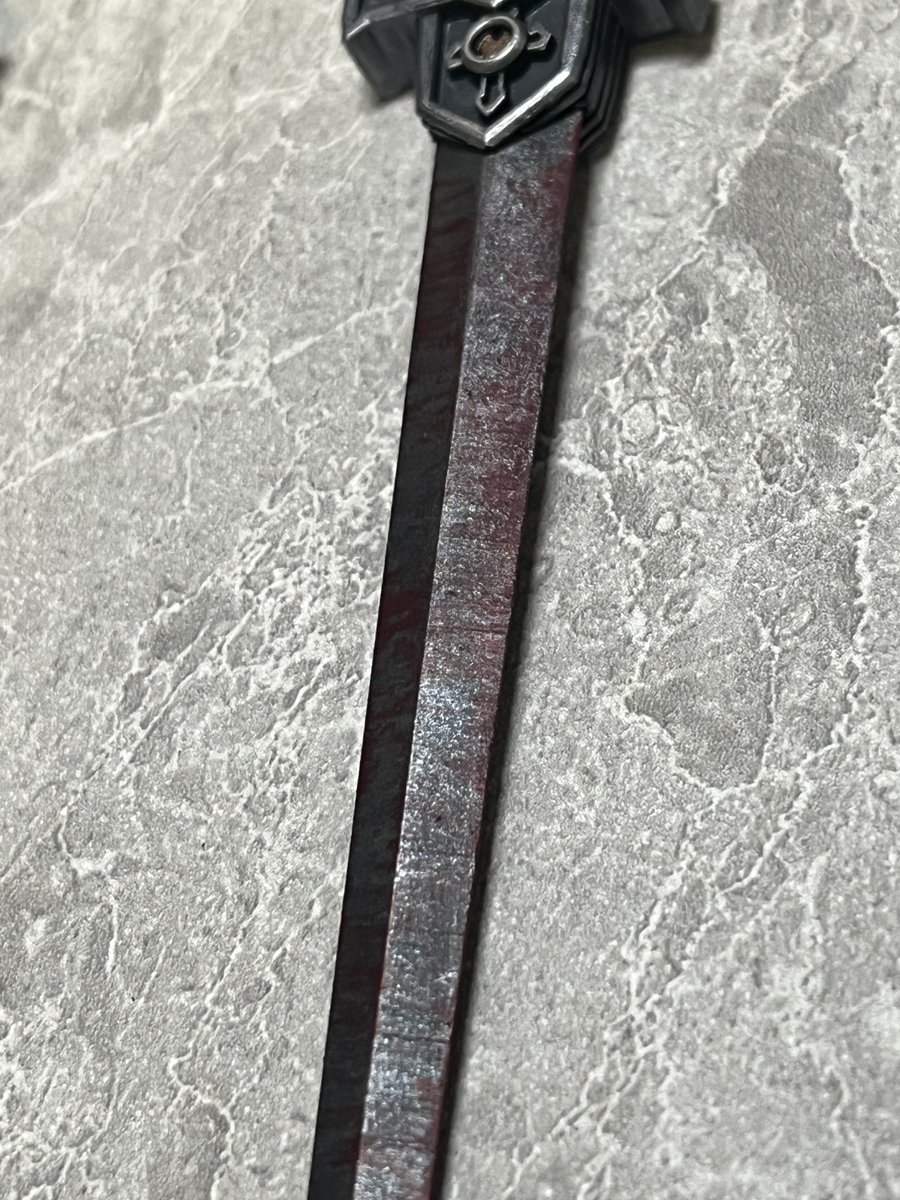 mizumore_bityo's tweet image. こちらのソードも完成。
某ダークファンタジーの代名詞の漫画から取ったような雰囲気のソード。
大剣サイズでは無いものの、重めのソードに寄った感じでいいですね。
今回はとにかくシンプルに、余り色を乗せないで纏まるようにしてました。
次回はもっと黒を強く使おうかと。
ありがとうございました