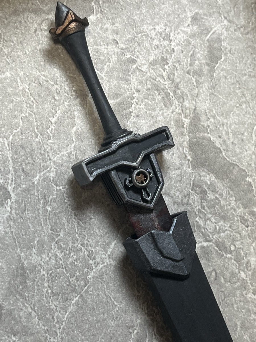 mizumore_bityo's tweet image. こちらのソードも完成。
某ダークファンタジーの代名詞の漫画から取ったような雰囲気のソード。
大剣サイズでは無いものの、重めのソードに寄った感じでいいですね。
今回はとにかくシンプルに、余り色を乗せないで纏まるようにしてました。
次回はもっと黒を強く使おうかと。
ありがとうございました