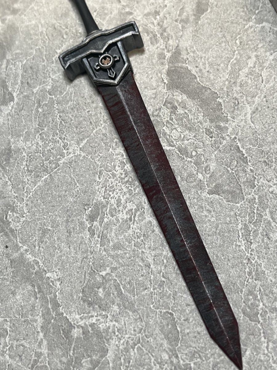 mizumore_bityo's tweet image. こちらのソードも完成。
某ダークファンタジーの代名詞の漫画から取ったような雰囲気のソード。
大剣サイズでは無いものの、重めのソードに寄った感じでいいですね。
今回はとにかくシンプルに、余り色を乗せないで纏まるようにしてました。
次回はもっと黒を強く使おうかと。
ありがとうございました