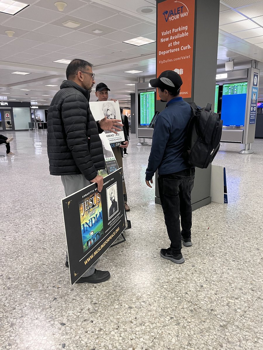 FarrukhAwanA's tweet photo. At Dulles Airport on Nov 30th, our team of Daeens shared the message of peace at Arrivals and Departure gates, offering conversations, smiles, and hope in a world that needs it more than ever. 🌍🤝
#Islam #Peace #Ahmadiyya #Tabligh #DullesAirport #LoveForAllHatredForNone https://t.co/hNp5D6u8h5