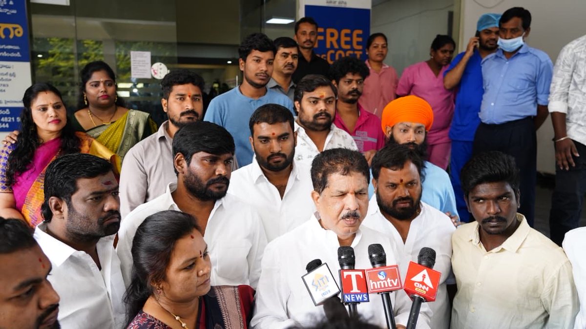 BathulaChaitan1's tweet photo. Brsv students  distributed fruits to patience at sivananda hospital Kukatpally and Diksha Diwas program at Jntu university remembering the sentences of kcr garu..in the presence of Kukatpally mla Madhavaram Krishna rao Anna u Reg:B.Chaitanya  (Brsv student wing )@BRSparty https://t.co/euS1d6lhJT