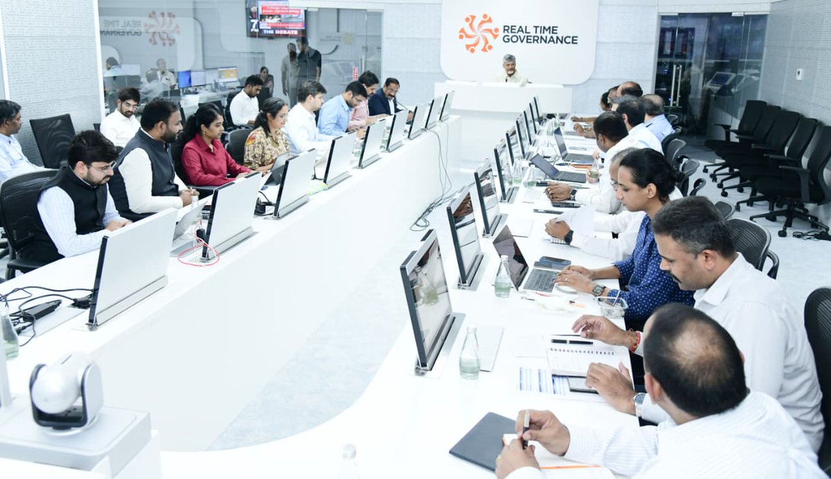 AndhraPradeshCM's tweet image. వివిధ ప్రభుత్వ శాఖలు అందిస్తున్న పౌర సేవలపై పబ్లిక్ పర్సెప్షన్ గురించి గౌరవ ముఖ్యమంత్రి శ్రీ నారా చంద్రబాబు నాయుడు నేడు సచివాలయంలోని ఆర్టీజీఎస్ కేంద్రంలో సమీక్ష నిర్వహించారు. ప్రజల నుంచి వస్తున్న ఫీడ్ బ్యాక్ ను విశ్లేషించి మరింత మెరుగ్గా ప్రజలకు సేవలు అందించాలని సూచించారు. సమాచార…