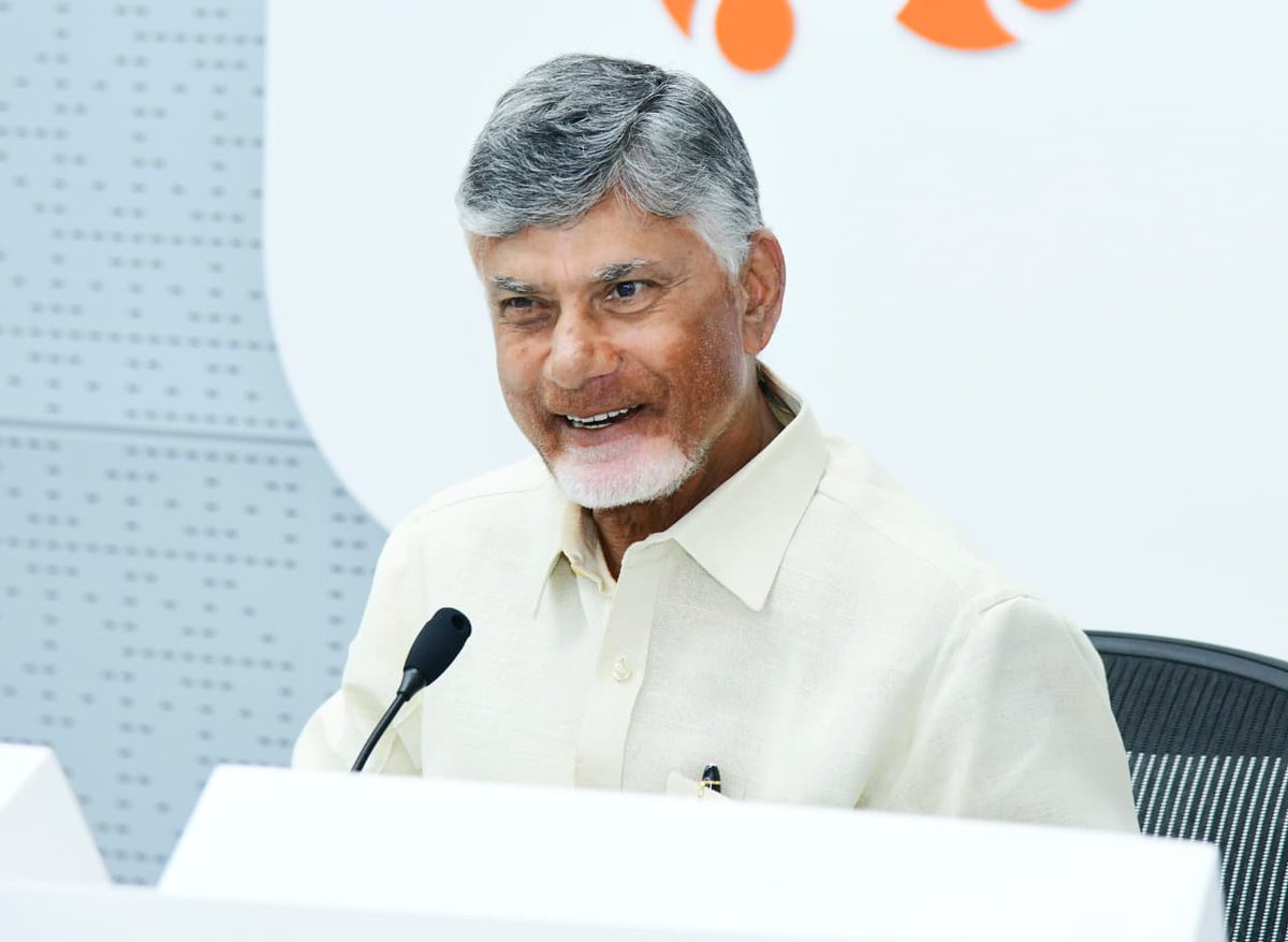 AndhraPradeshCM's tweet image. వివిధ ప్రభుత్వ శాఖలు అందిస్తున్న పౌర సేవలపై పబ్లిక్ పర్సెప్షన్ గురించి గౌరవ ముఖ్యమంత్రి శ్రీ నారా చంద్రబాబు నాయుడు నేడు సచివాలయంలోని ఆర్టీజీఎస్ కేంద్రంలో సమీక్ష నిర్వహించారు. ప్రజల నుంచి వస్తున్న ఫీడ్ బ్యాక్ ను విశ్లేషించి మరింత మెరుగ్గా ప్రజలకు సేవలు అందించాలని సూచించారు. సమాచార…