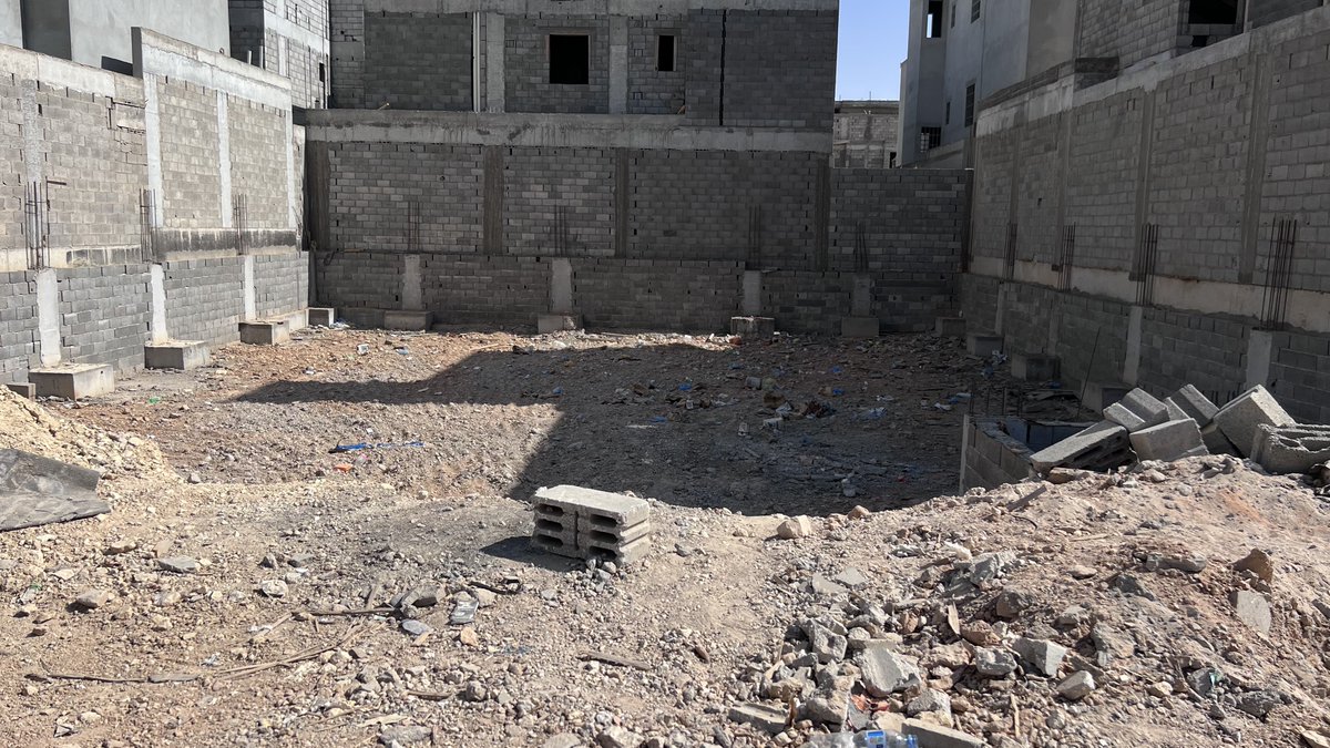 يقال: "لا تجاور خُوك ولا تبني في مُلك بوك."

لأن الجيرة تولّد حساسية، والبناء في ملك الأب يفتح باب مشاكل الميراث.

هل تتفقون مع هذا المثل؟