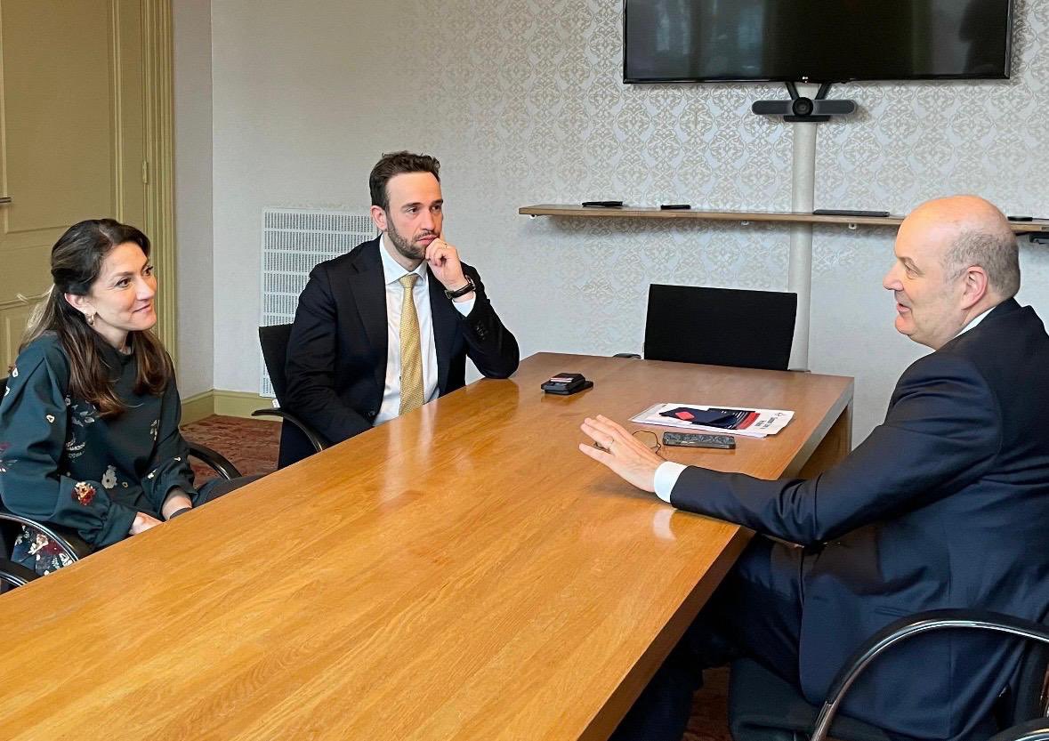 DilanYesilgoz's tweet image. Interessant gesprek met de Argentijnse minister Sturzenegger over het terugdringen van bureaucratie en het hervormen van de overheid. Landen verschillen, maar de uitdaging is herkenbaar: bureaucratie verminderen en daarmee ruimte voor groei en vrijheid creëren.