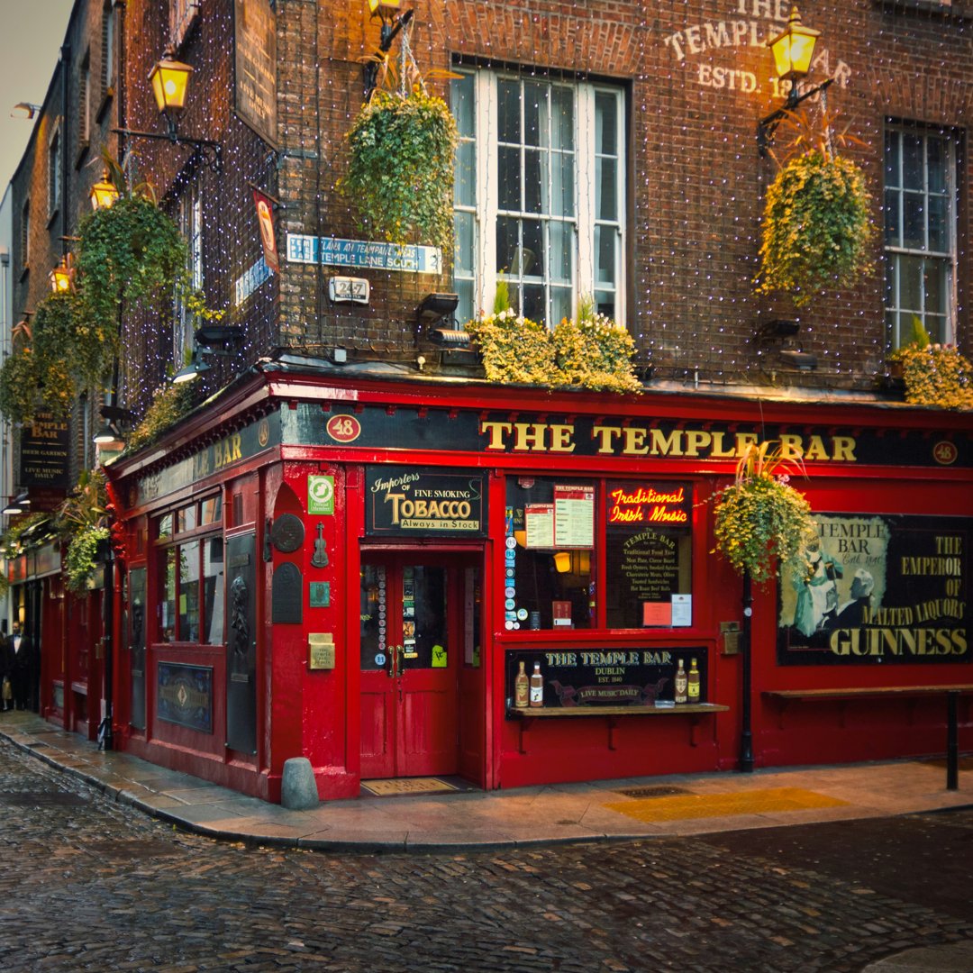 We've got a cold and very snowy day at the home office in Albany. Who'd rather join us for a drink at the 📍Temple Bar? 🙋‍♀️ Have you been to this iconic spot in Dublin?

#templebar #ireland #snowday #dublin #travel #winter