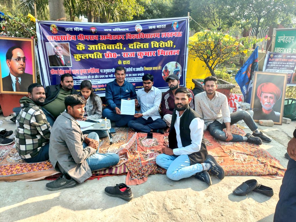 AAPUttarPradesh's tweet image. प्रदेश में दलित छात्रों पर बढ़ते अत्याचार योगी सरकार की बहरी व्यवस्था की देन है।

#BBAU के PhD स्कॉलर बसंत कनौजिया को आख़िरी साल में फर्जी आरोप लगाकर सस्पेंड कर देना सिर्फ़ अन्याय नहीं—दलित छात्र की जिंदगी से खिलवाड़ है।

बसंत 15 दिन से धरने पर बैठे हैं, और विश्वविद्यालय प्रशासन…