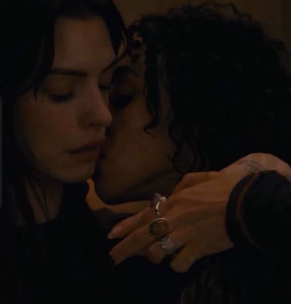 gggirlboss111's tweet image. GIRL KISSER ANNE HATAHWAY