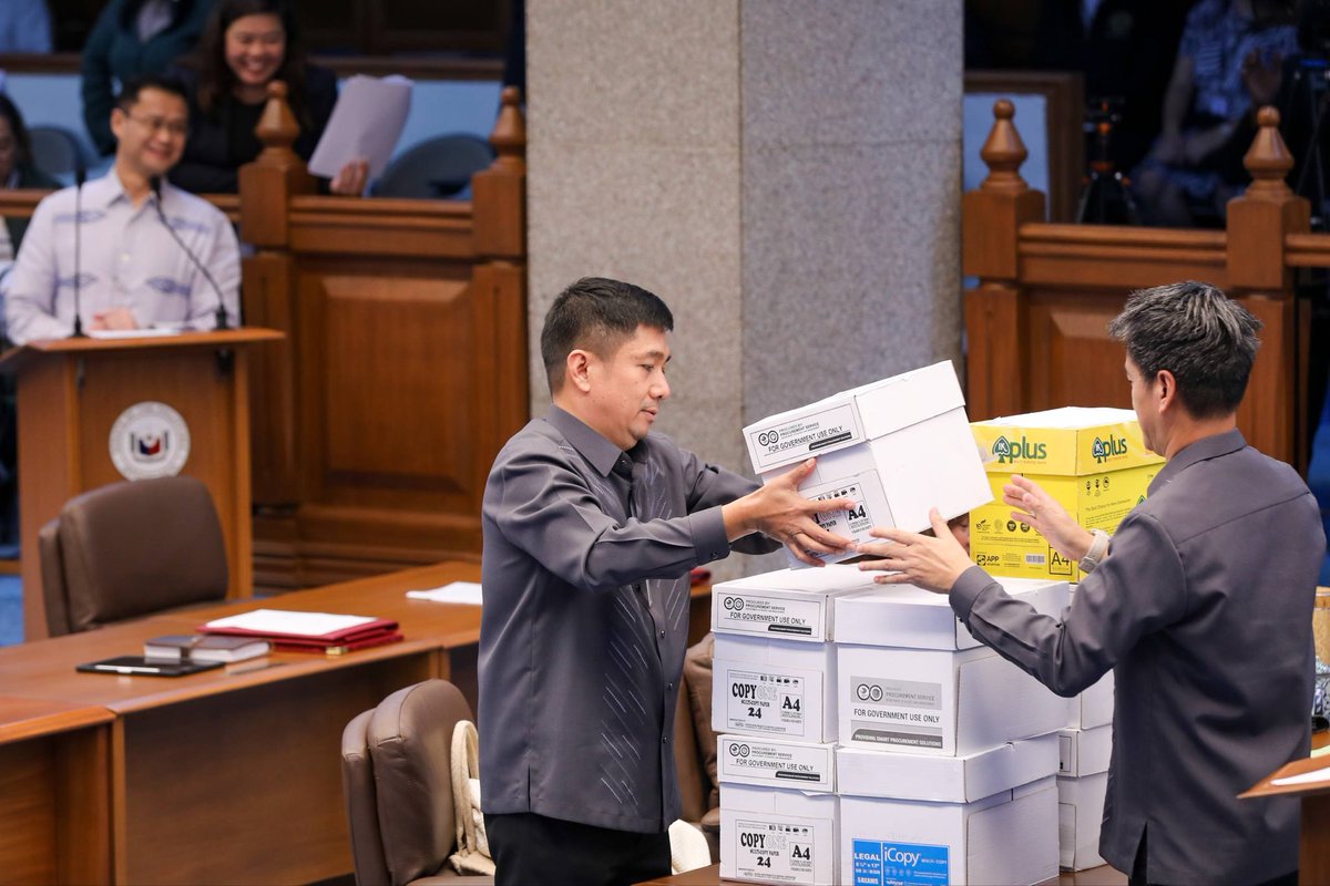 WinGatchalian74's tweet photo. Tinutukan po natin ngayong araw ang mga amendment na inihain para sa 2026 national budget.

Maingat nating pinag-aaralan ang mga mungkahi ng ating mga kasama para sa iba’t ibang ahensya. https://t.co/4k85SyOqAH