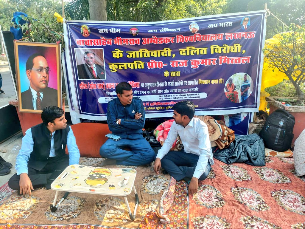 AAPUttarPradesh's tweet image. प्रदेश में दलित छात्रों पर बढ़ते अत्याचार योगी सरकार की बहरी व्यवस्था की देन है।

#BBAU के PhD स्कॉलर बसंत कनौजिया को आख़िरी साल में फर्जी आरोप लगाकर सस्पेंड कर देना सिर्फ़ अन्याय नहीं—दलित छात्र की जिंदगी से खिलवाड़ है।

बसंत 15 दिन से धरने पर बैठे हैं, और विश्वविद्यालय प्रशासन…