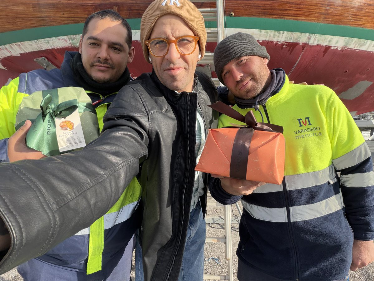 LucioF73700's tweet photo. Abbiamo regalato un panettone 100% italiano a questi due signori che hanno dato tanto per Ballada e continuano a farlo secondo le loro possibilità.
A loro diciamo grazie di cuore e auguriamo buone feste di Natale. https://t.co/zsmDFZMGZz