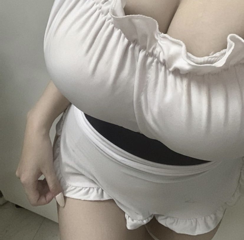 Melaaa999's tweet photo. 我发现把人夹在被子跟床中间会很舒服
#大奶 #NTR剧情 https://t.co/6sLJ2AqG0v