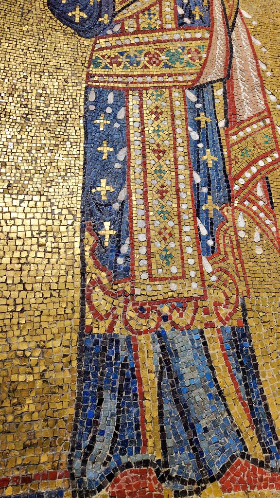 今年のアンナ生誕イラストのインスピレーション源は、先日パレルモで見てきた12世紀のビザンティン・モザイクたち、とりわけマルトラーナ教会のモザイクでした。
金色の背景に鮮やかに浮かぶ人物たち、そしてその横に広がる青い天と輝く金の星々！