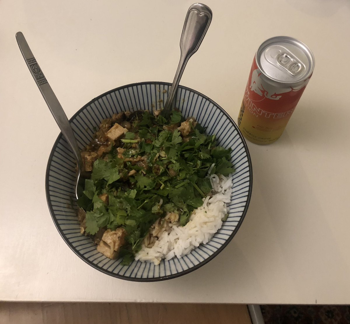 After a few months of depressed jobsearching ive found two places that will have me. Starting december i will finally not be unemployed anymore.

Leftover green curry with rice, fresh cilantro and a f.a.g. redbull