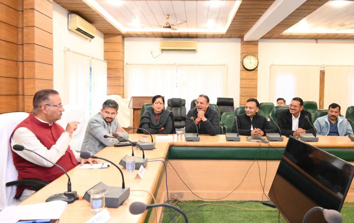 ganeshjoshibjp's tweet image. मसूरी में 24-29 दिसम्बर तक आयोजित होने वाले &apos;विंटर लाईन कार्निवाल 2025&apos; की तैयारियों की आज समीक्षा की।
संस्कृति, कला, एडवेंचर स्पोर्ट्स, मैराथन और फूड फेस्टिवल का अद्भुत संगम। मेरा आग्रह है कि सभी इस भव्य आयोजन में प्रतिभाग कर, मसूरी के गौरवशाली उत्सव का हिस्सा बनें।