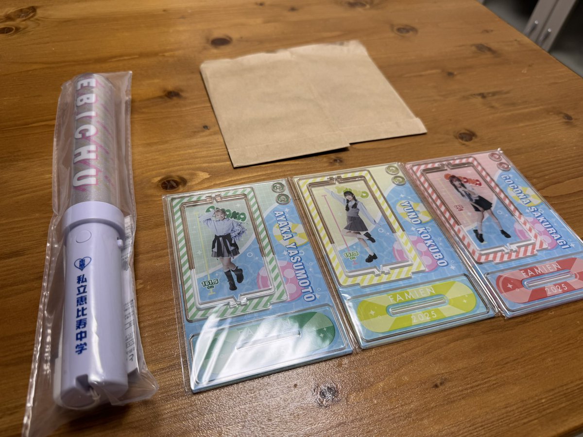 ファン歴1時間ちょいのクソにわかオタクなので、終演後の物販で
「すみません、名前分からないんですけど、赤の子と…黄緑の子と…緑の子のアクスタ下さい…」
って前代未聞の注文をした

#えびちゅう