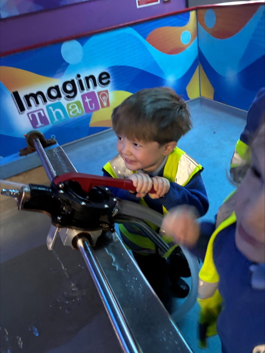 Part 3: We then headed straight for the science floor. Here the children were able to experiment with light, water, electricity and much more. We even created huge bubbles around ourselves and rainbow shadows. <a href="/imaginethatliv/">Imaginethatliverpool</a> #EYFS