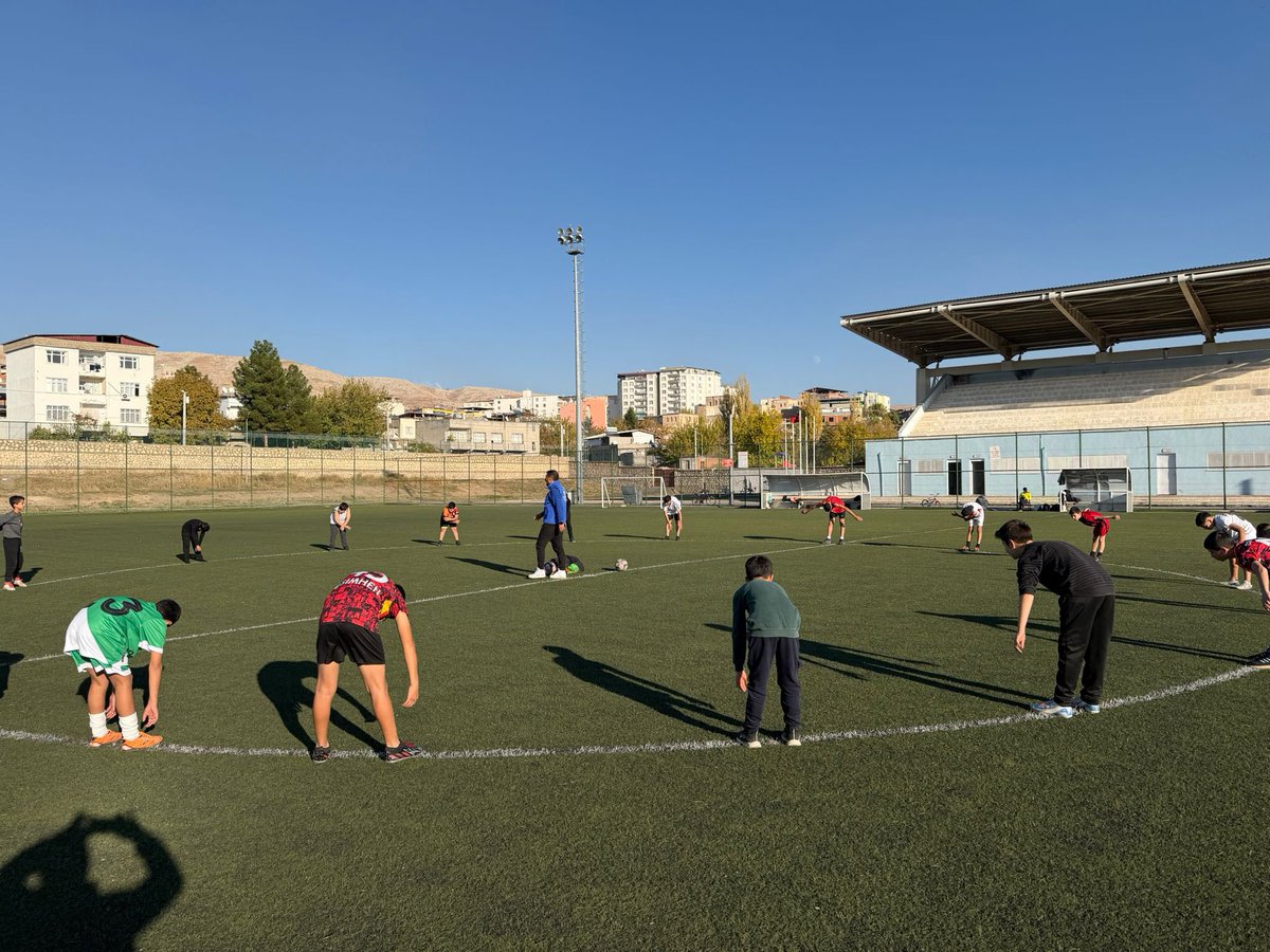 Sağlıklı Yaşam Egzersizlerimizi bugün Futbol Antrenörlemiz ile gerçekleştirdik. 
Seni de Sağlıklı Yaşam ve Spor Atölyemiz bekliyoruz.
🏃‍♀️‍➡️🤸‍♂️💪🤼🏊‍♂️
#merkezimdesenvarsın