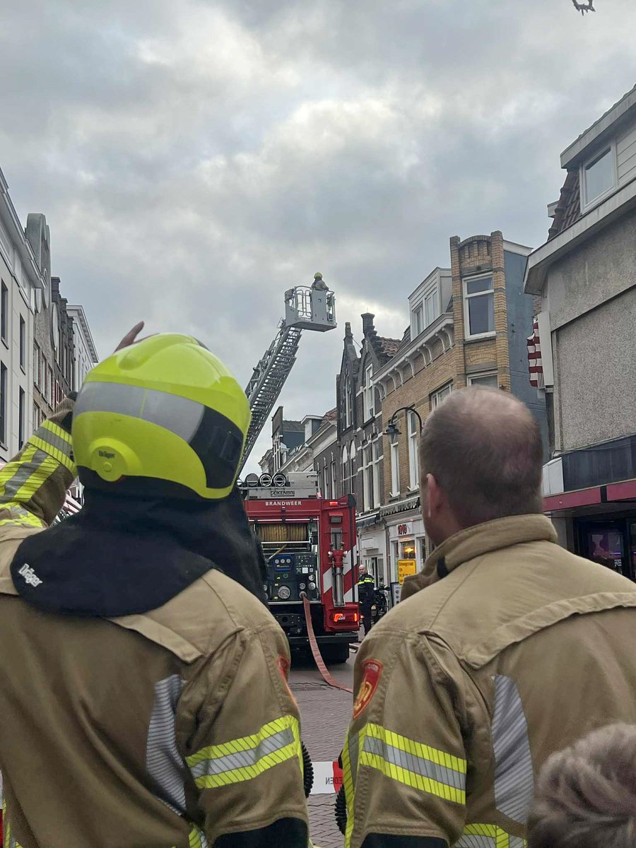 Grote brand boven winkel in Gouda onder controle