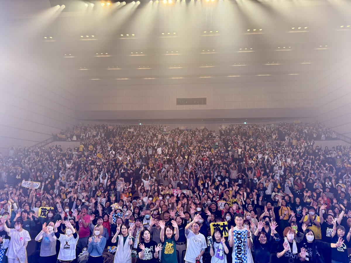 kin_drums's tweet photo. スカパラ、11/29岐阜県・高山市公演。日本で一番広い面積を持つシティ〜は、圧倒的に美しい心を持った "最高山"だった！！開演前から手拍子を響かせ笑顔で僕らを迎え入れてくれて、本当にありがとう❤️翌朝、しっかり高山本線の連結も目撃しました〜😊
(Band photo by 青木カズロー)
#スカパラよんなな https://t.co/pEEOLNLfrZ