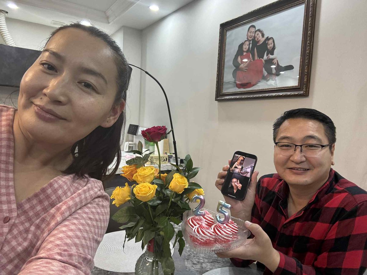 MunkhchuluunS's tweet photo. Энэ сайхан өдөр манай гэр бүл үүсэн байгуулагдсаны 25 жилийн ой тохиож байна. 😍 25 жилийн өмнө 2 оюутан хүүхэд нийлж байсан бол одоо 2 хөөрхөн охинтой аав ээжүүд болж, бид 2 Дундговь аймагтаа ажиллаж амьдарч, том охин Хүска минь төрсөн нутаг ХБНГУ-даа суралцаж, бага охин Мандука минь улсынхаа нийслэл Улаанбаатар хотдоо суралцаж байна. Бид 4 энэ жилийн баярын лаагаа цахимаар үлээлээ. Бүх гэр бүлүүддээ аз жаргал сайн сайхан, гэгээлэг бүхнийг хүсэн ерөөе өө!