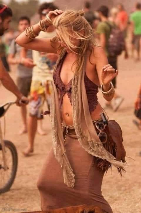 أحب الناس بعض الجنون.
العناق التلقائي.
الإيماءات التلقائية.
الابتسامات الحرة.
من يصرخ أولاً.
من يمنحك الاهتمام.
من يحدق في عينيك أثناء الحديث معك.
أحب أولئك الذين يقفزون في الميكس، أولئك الذين يفتحون الرقصات.
من يسكر بالعواطف ويصيبك بالفرح