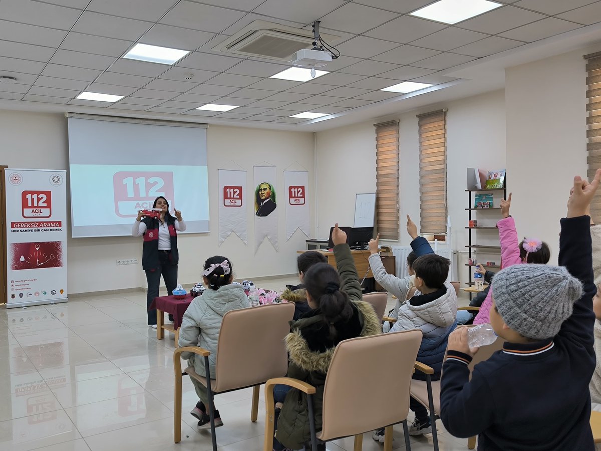 Mardin112acm's tweet image. 112 Acil Çağrı Numarası tanıtım faaliyeti kapsamında kurumumuzu ziyaret eden Artuklu Elifana İlkokulu(1.grup) öğrencilerine acil durumda 112’nin tek numara olduğu anlatıldı ve 112 temalı promosyonlar dağıtıldı. 
@TC_icisleri @Mardin_Valiligi @iletisim @illeridaresi @112teknumara