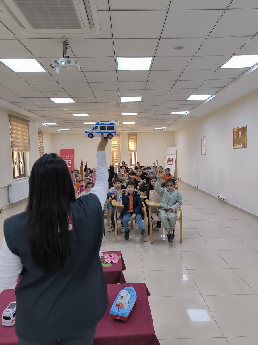 Mardin112acm's tweet image. 112 Acil Çağrı Numarası tanıtım faaliyeti kapsamında kurumumuzu ziyaret eden Artuklu Elifana İlkokulu(1.grup) öğrencilerine acil durumda 112’nin tek numara olduğu anlatıldı ve 112 temalı promosyonlar dağıtıldı. 
@TC_icisleri @Mardin_Valiligi @iletisim @illeridaresi @112teknumara