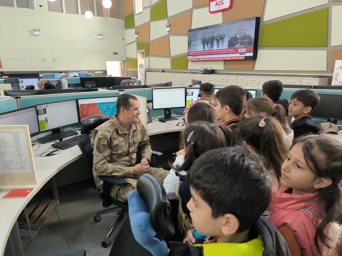 Mardin112acm's tweet image. 112 Acil Çağrı Numarası tanıtım faaliyeti kapsamında kurumumuzu ziyaret eden Artuklu Elifana İlkokulu(1.grup) öğrencilerine acil durumda 112’nin tek numara olduğu anlatıldı ve 112 temalı promosyonlar dağıtıldı. 
@TC_icisleri @Mardin_Valiligi @iletisim @illeridaresi @112teknumara