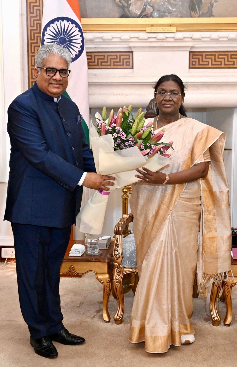 byadavbjp's tweet image. Had the honour of meeting with Hon&apos;ble President of India Smt Droupadi Murmu ji today.

Apprised her of India&apos;s march towards a sustainable future, one where both ecology and economy prosper. Enriched by her insights on the subject.

Deeply grateful to the Hon&apos;ble President for…