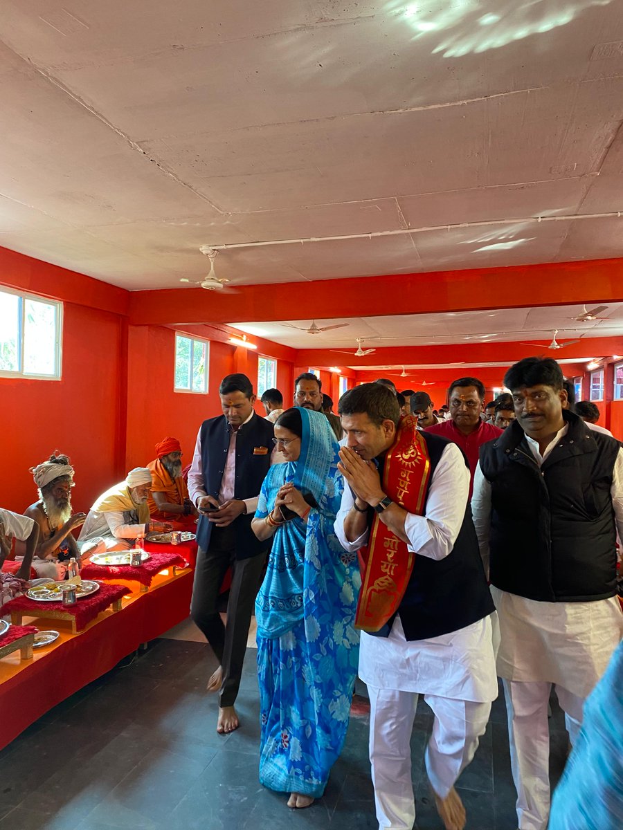 jitupatwari's tweet image. आज गंगा धाम सनावदिया (राऊ विधानसभा) में महंत श्री विभूति दास जी महाराज के सान्निध्य में आयोजित नव-कुंडात्मक श्री नर्मदा महायज्ञ में सम्मिलित होने का सौभाग्य प्राप्त हुआ।