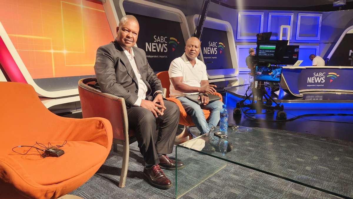 CSOS_SA's tweet image. IN PICTURES | Acting Chief Ombud (ACO) Lesiba Seshoka and Boksburg resident Lefu Maphasa are live on @Yilungelo_Lakho.

Lefu shares with the ACO his shocking story of being scammed into buying what he thought was a standalone house, only to discover years later it was part of a…