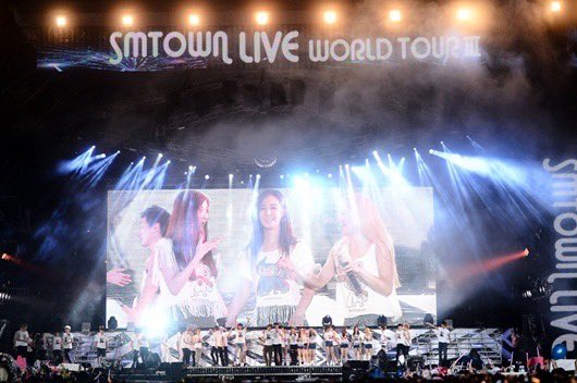 TomangMo's tweet image. แฟนๆชาวไทย รอกัน จนความเป็น sm family บนเวที ค่อยๆจางหายไปหมดแล้ว ความตื่นเต้นของติ่งเจน2 ที่ค่อยๆลดลงตามสมาชิกของวงบนเวที จน ปจบ แทบจะส่ง มบมาวงละคน2 คน 
จำได้ว่า 13 ปีที่แล้วที่ไปดูยังคงตื่นเต้นกับการรวมกลุ่มกันเต้นของเมนเต้นแต่ละวง เมนร้องก็โชว์พลังมิกกันระหว่างวง…