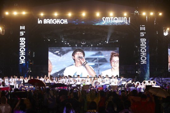 TomangMo's tweet image. แฟนๆชาวไทย รอกัน จนความเป็น sm family บนเวที ค่อยๆจางหายไปหมดแล้ว ความตื่นเต้นของติ่งเจน2 ที่ค่อยๆลดลงตามสมาชิกของวงบนเวที จน ปจบ แทบจะส่ง มบมาวงละคน2 คน 
จำได้ว่า 13 ปีที่แล้วที่ไปดูยังคงตื่นเต้นกับการรวมกลุ่มกันเต้นของเมนเต้นแต่ละวง เมนร้องก็โชว์พลังมิกกันระหว่างวง…