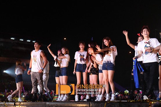 TomangMo's tweet image. แฟนๆชาวไทย รอกัน จนความเป็น sm family บนเวที ค่อยๆจางหายไปหมดแล้ว ความตื่นเต้นของติ่งเจน2 ที่ค่อยๆลดลงตามสมาชิกของวงบนเวที จน ปจบ แทบจะส่ง มบมาวงละคน2 คน 
จำได้ว่า 13 ปีที่แล้วที่ไปดูยังคงตื่นเต้นกับการรวมกลุ่มกันเต้นของเมนเต้นแต่ละวง เมนร้องก็โชว์พลังมิกกันระหว่างวง…