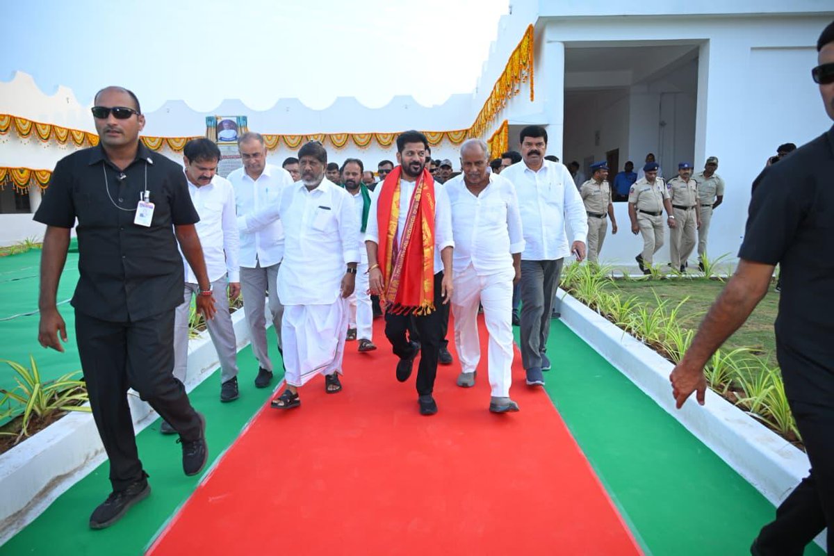 revanth_anumula's tweet image. ఈ దేశం గర్వించదగ్గ నాయకుడు, ఆర్థిక వేత్త, మాజీ ప్రధాన మంత్రి స్వర్గీయ మన్మోహన్ సింగ్ గారి పేరుతో ఏర్పాటు చేసిన ఎర్త్ సైన్స్ యూనివర్సిటీని ఈ రోజు కొత్తగూడెంలో ప్రారంభించాను. 

తెలంగాణ ప్రజల చిరకాల వాంఛ ఐన ప్రత్యేక రాష్ట్ర ఆకాంక్షను నెరవేర్చిన గొప్ప నాయకుడు మన్మోహన్ సింగ్ గారు. ఈ…